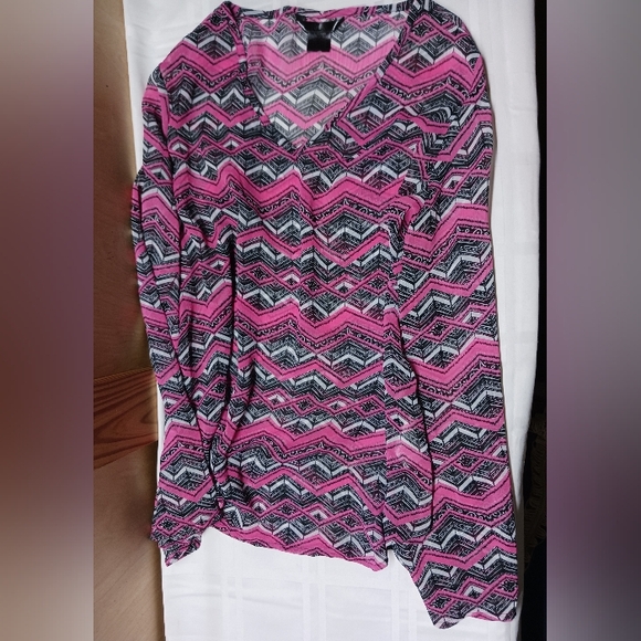 Womens Rock 47 by Wrangler Blouse/Size S/Pullover, Sheer,Bell Sleeve/Black, Pink - Picture 3 of 11